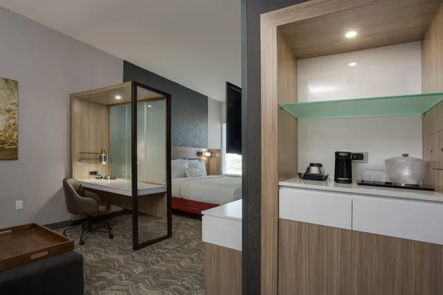 جناح بسرير كينج مع سرير سحّاب إضافي مع أريكة بحوض استحمام لذوي الإعاقة، Springhill Suites Fort Lauderdale Miramar 5/5