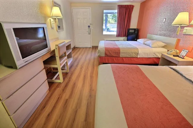 2 Full Beds - ADA/RI Shower/Mini Fridge، Motel6 Rancho Mirage CA Palm Springs 5/6