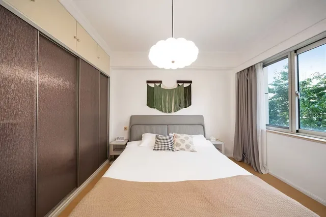 Senior, Apartment, 1 Queen and 3 Double Beds، Book and Bed-People's Square 6/10