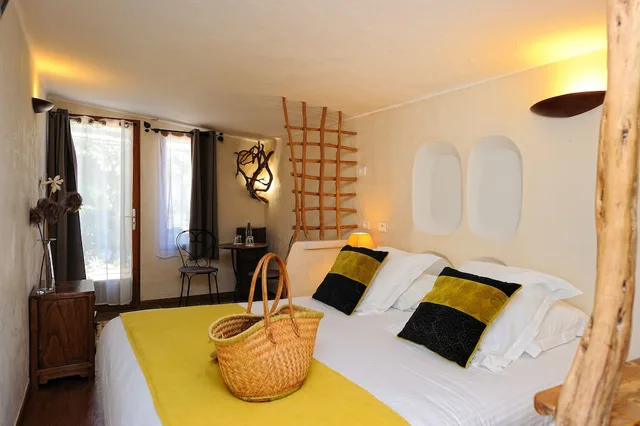 غرفة بسريرين كوين بإطلالة على الحديقة بشرفة، Lodge De Charme A Cheda 2/2