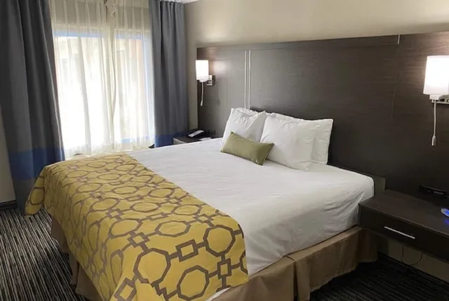 جناح بسرير كينج بغرفة نوم واحدة، Baymont By Wyndham Topeka 2/5