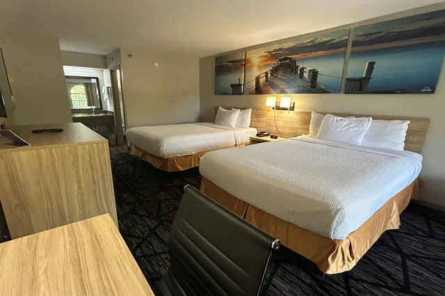 غرفة بسريرين كوين، Days Inn & Suites By Wyndham Stockbridge South Atlanta 2/5