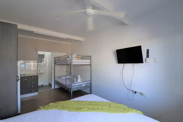 استوديو بسرير كوين وسرير بطابقين بغرفة نوم واحدة بحمام خاص، Nobby Beach Holiday Village 2/3