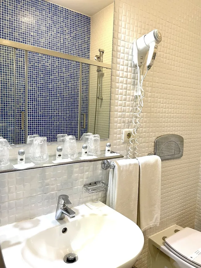 Family, Double and Twin Beds, Universal Hotel 3/4