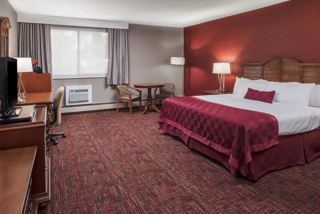 Deluxe, King Bed, Ramada By Wyndham Grand Forks 2/10
