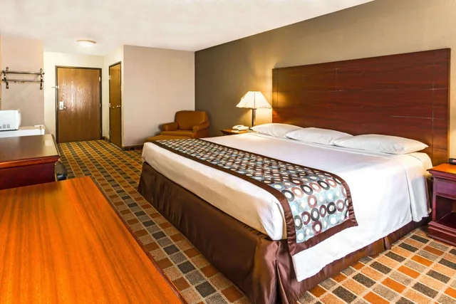 غرفة ديلوكس بسرير كينج، Super 8 By Wyndham Frankfort In 3/10