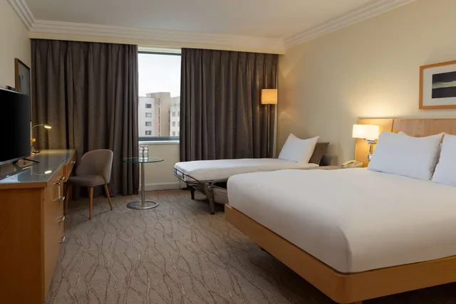 غرفة عائلية بسرير كوين مع أريكة، Hilton Dublin Airport 1/4