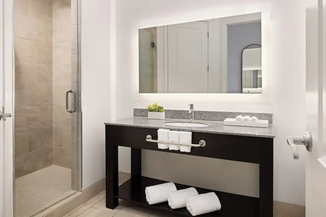 A1K Water View King with Balcony، The Hotel Zamora 2/2