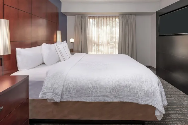 جناح بسرير كوين بغرفة نوم واحدة مع أريكة، Residence Inn by Marriott Mobile 1/6