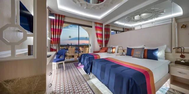 غرفة قياسية ثلاثية بسرير مزدوج وسرير فردي بإطلالة على المسبح، Granada Luxury Belek 1/2