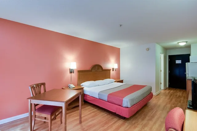 غرفة قياسية بسرير كينج، Motel6 Hinesville, GA 3/10