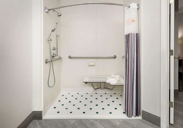 غرفة بسريرين مزدوجين لذوي الإعاقة، La Quinta Inn & Suites by Wyndham Dallas - Addison Galleria 7/7