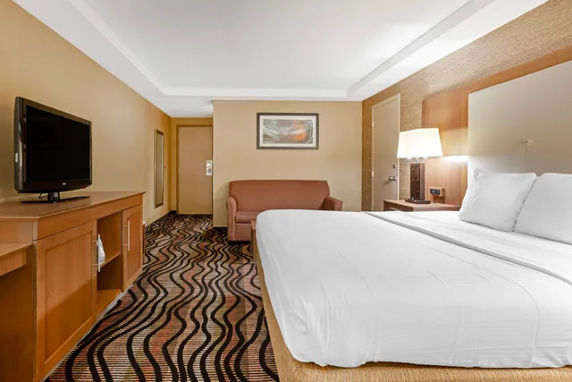 غرفة بسرير كينج مع أريكة، Best Western Summit Inn 1/3