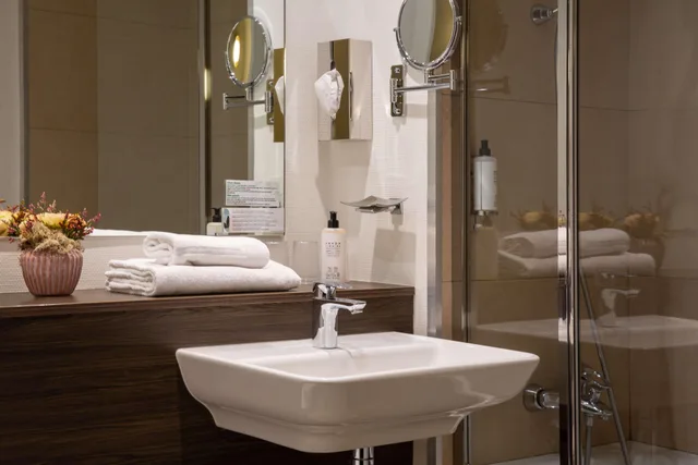 Family, 2 King Beds, Single Bed, Square View, Balcony، Best Western Royal Hotel Caen 6/7