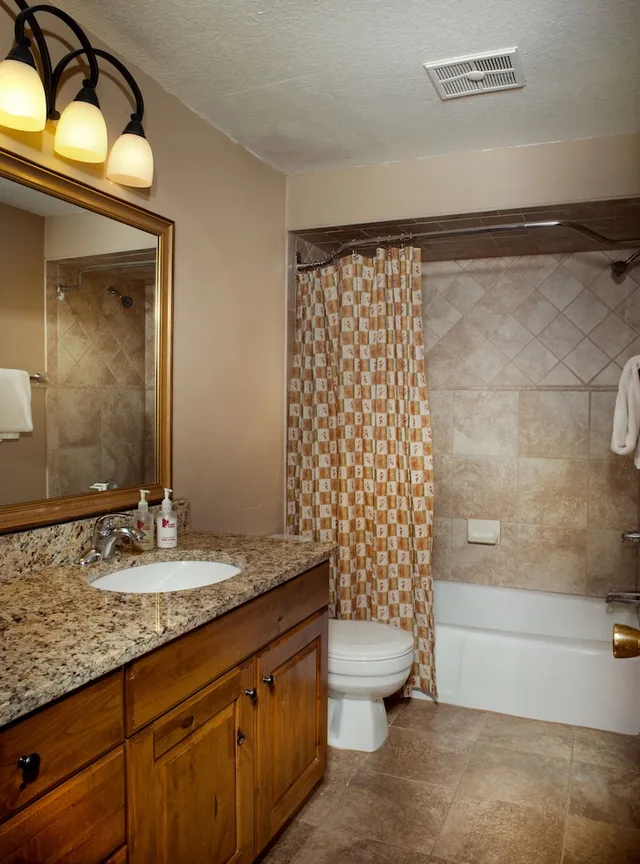 شقة سكنية بسريرين منفصلين وسرير كينج بغرفتي نوم مع أريكة، Eagle Point Resort 1/1