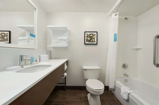 استوديو بسرير كينج مع أريكة لذوي الإعاقة، Hampton Inn Portland Airport 2/3
