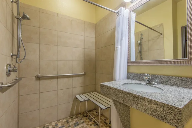 Standard, King Bed, Accessible, Holiday Inn Express Hotel And Suites el Dorado Ks 2/2
