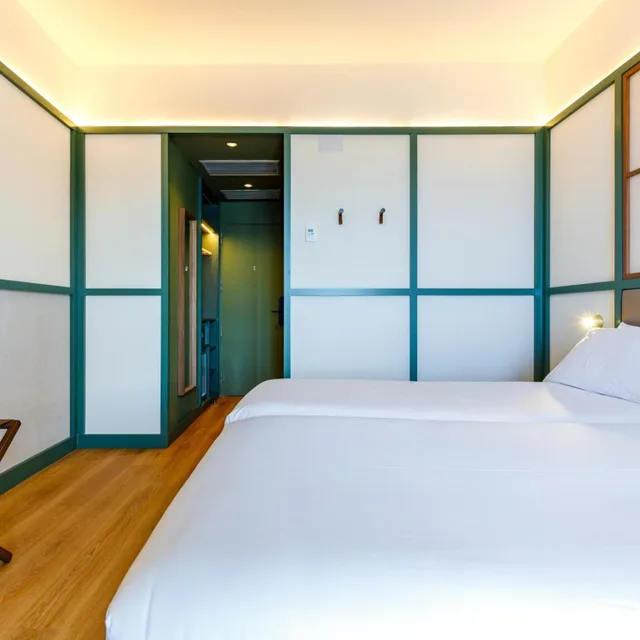 غرفة بسرير مزدوج بإطلالة على البحر بشرفة، Petit Palace Tamarises 1/10