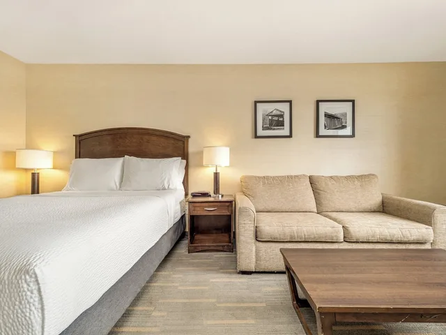 جناح بسرير كينج وسرير كوين بغرفة نوم واحدة، HOLIDAY INN LETHBRIDGE 3/10