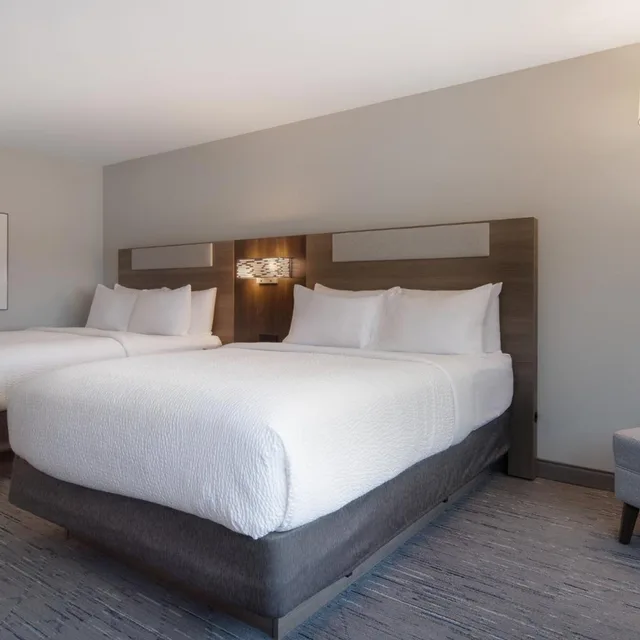 غرفة بسرير كينج وسريرين كوين بإطلالة على البحيرة، Holiday Inn Express & Suites Oscoda, an IHG Hotel 1/3