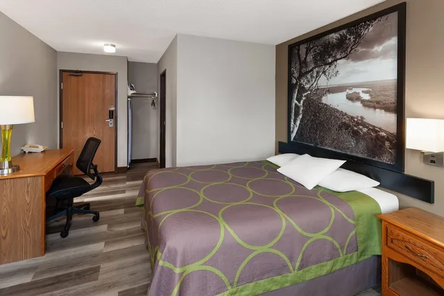 غرفة بسرير كوين، Super 8 By Wyndham Green Bay Near Stadium 6/10