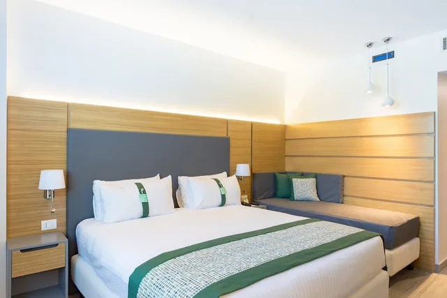 غرفة بريميوم بسرير كينج مع أريكة، HOLIDAY INN NAPLES 9/10