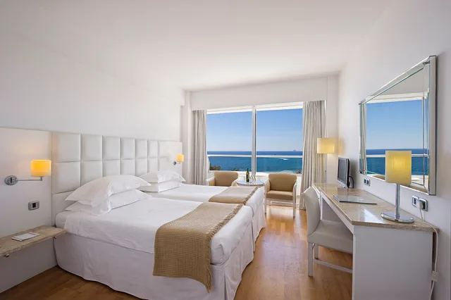 غرفة بسرير مزدوج أو سريرين منفصلين بإطلالة على البحر، Grecian Sands Hotel 1/5