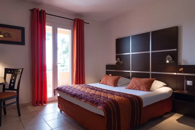 غرفة كومفورت بسرير مزدوج بشرفة، The Originals City, Hotel Cote Sud, Marseille Est (Inter-Hotel) 1/9