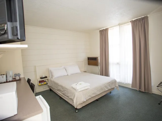 Upstairs, Queen Bed، Corio Bay Motel 1/1