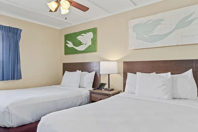 2 Bedrooms, Suite, King Bed, 1 King and 2 Double Beds, Partial View, Sofa، Sandpiper Beacon Beach Resort 1/3