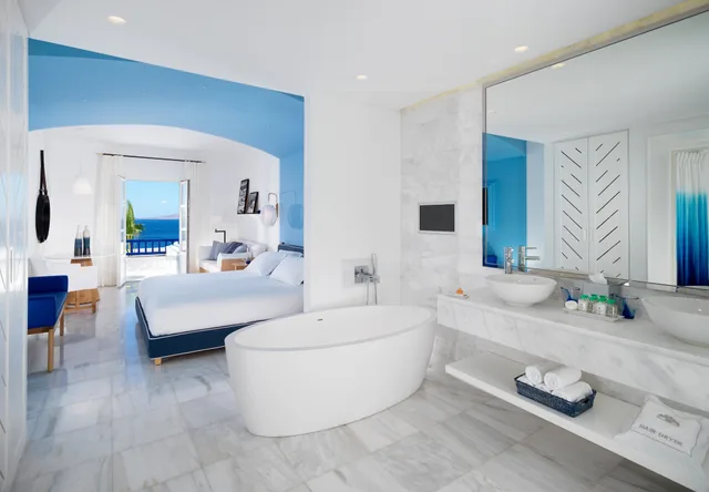 جناح جونيور بسرير كينج بإطلالة على البحر مع أريكة بمنطقة جلوس، Mykonos Grand Hotel and Resort 2/2