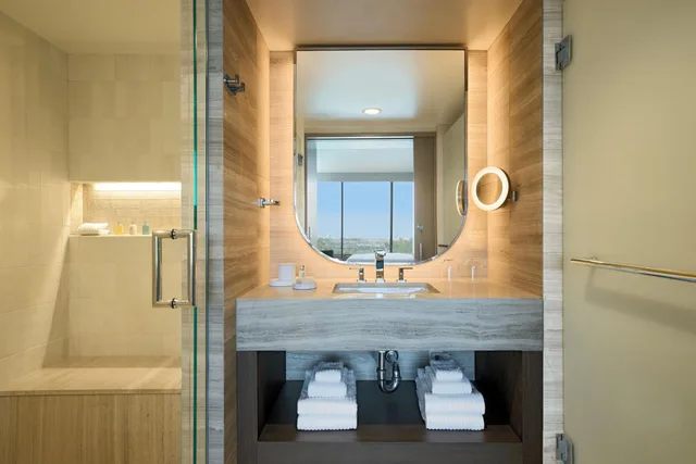 4 Bedrooms, Cosmopolitan, Retreat, Suite, 4 Queen Beds, Ocean View، VEA Newport Beach, A Marriott Resort & Spa 2/2