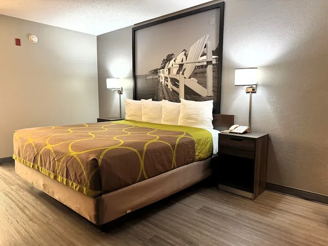 غرفة قياسية بسرير كينج للمدخنين، Super 8 by Wyndham Diberville Biloxi Area 2/10