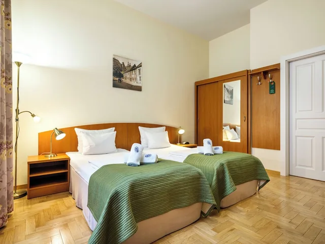 غرفة بسريرين منفصلين بحمام خاص، Kosmopolita Rooms Apartments Krakow 4/10