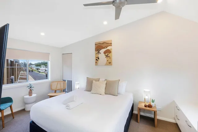 كابينة بريميوم بسريرين منفصلين وسرير كينج بإطلالة على البحر، Reflections Holiday Parks Bermagui 2/3