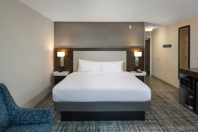 Room, King Bed, Hampton Inn Suites Manteca 2/8