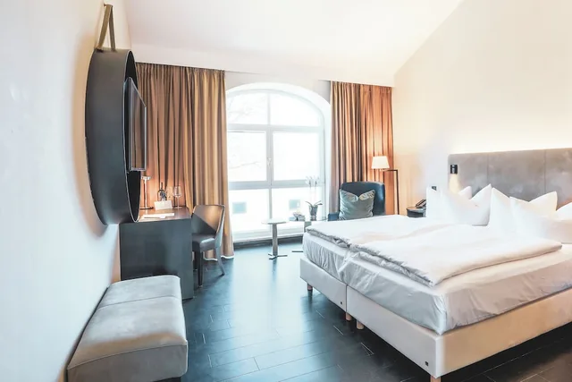 غرفة بسرير كينج بإطلالة على المتنزه، SCHLOSS Hotel Fleesensee 1/3