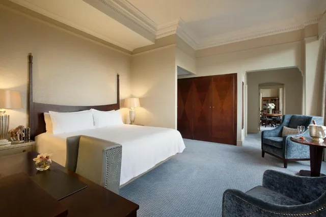 3 Bedrooms, Suite, Castle View, 3 Bathrooms, Living Area، The Caledonian Edinburgh, Curio Collection by Hilton 4/10