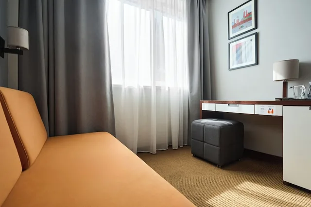 غرفة بسرير مزدوج مع أريكة، Hotel Desilva Inn Katowice Airport 2/4