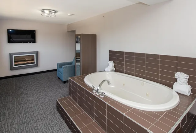 جناح رئاسي بسرير كينج بحوض جاكوزي، Coast Lethbridge Hotel and Conference Centre 2/3