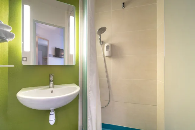 غرفة رباعية بسرير مزدوج وسريرين منفصلين، B&B Hotel Chateauroux Deols 4/4