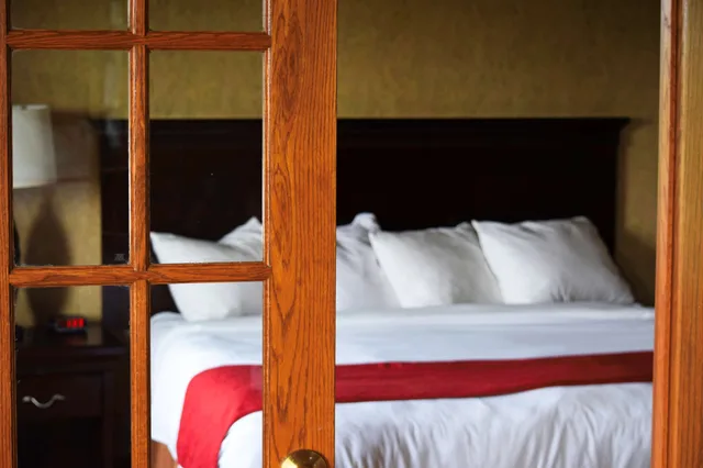 جناح بسريرين كوين بغرفة نوم واحدة مع أريكة، Country Inn & Suites by Radisson Lincoln North Hotel and Conference Center NE 2/4