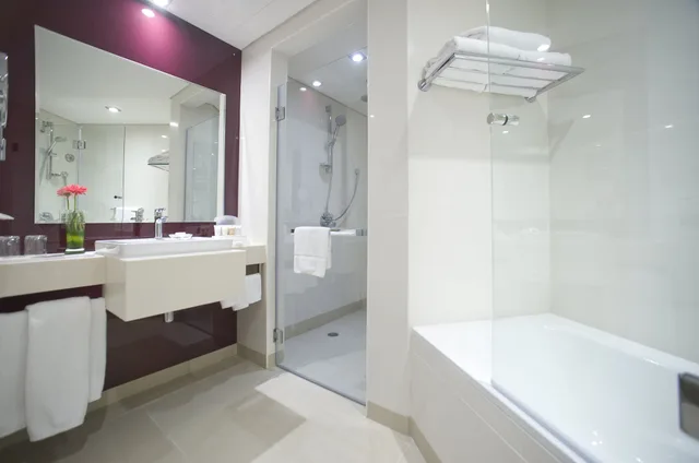 غرفة قياسية بسريرين منفصلين بإطلالة على المسبح، Holiday Inn Muscat al Seeb by IHG 8/8