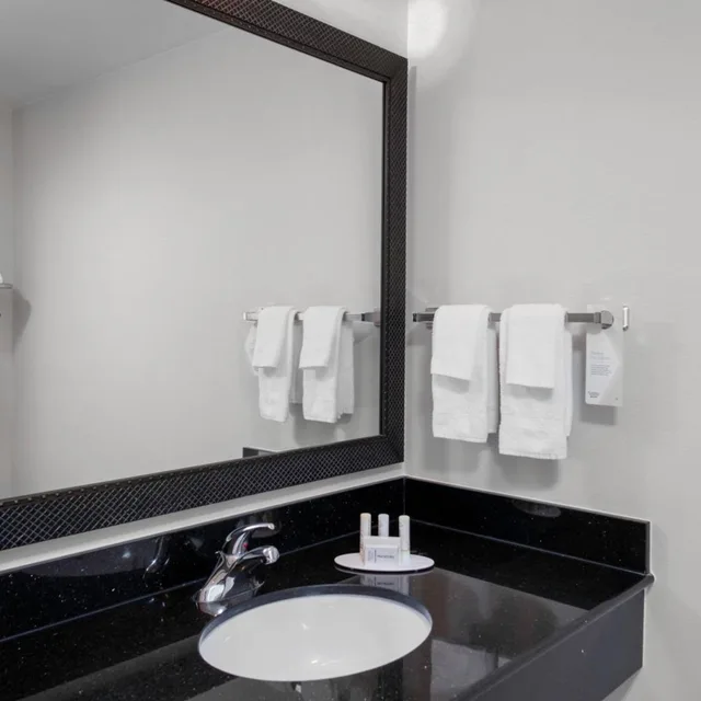استوديو بسرير كينج، Fairfield Inn & Suites Wichita Downtown 1/6