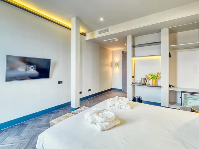 غرفة كبيرة بسرير مزدوج بإطلالة على البحيرة، G Hotel 4/7