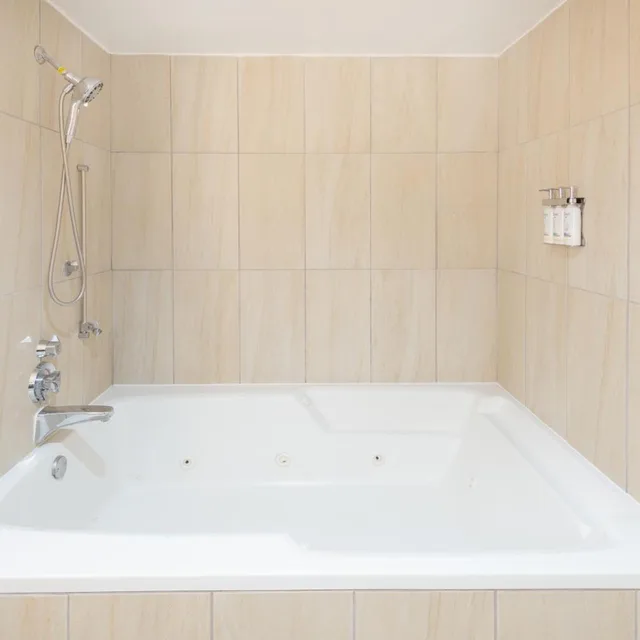 غرفة بسرير كينج بحوض جاكوزي، Holiday Inn Express Philadelphia Ne - Bensalem 7/7