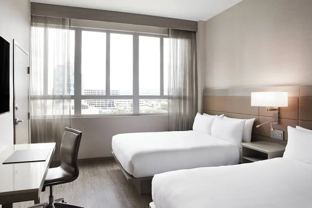 جناح بسريرين كوين بغرفة نوم واحدة مع أريكة لذوي الإعاقة، AC Hotel by Marriott Beverly Hills 2/3