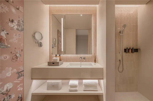 Room, King Bed, Courtyard View, KROMO Bangkok, Curio Collection by Hilton 2/2