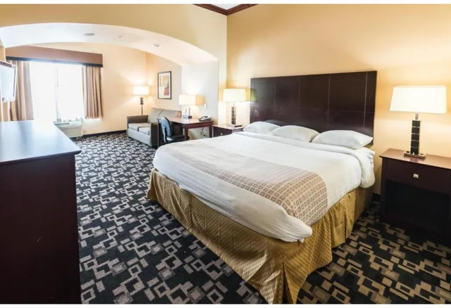 1 King Bed Mobil Access Tub Nsmk Micfridg، Motel6 Joshua, TX 4/6