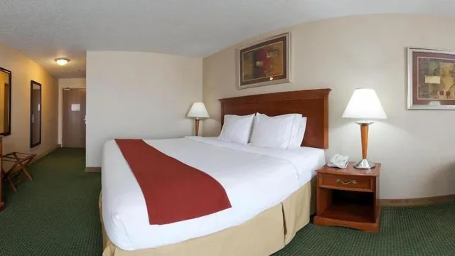 غرفة قياسية بسرير كينج، Holiday Inn Express Hotel Suites Valparaiso 1/7